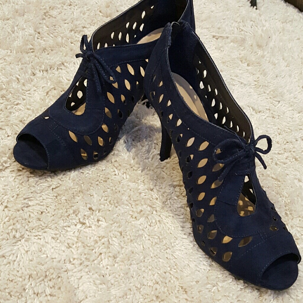 Size 9 Cato Navy Heels