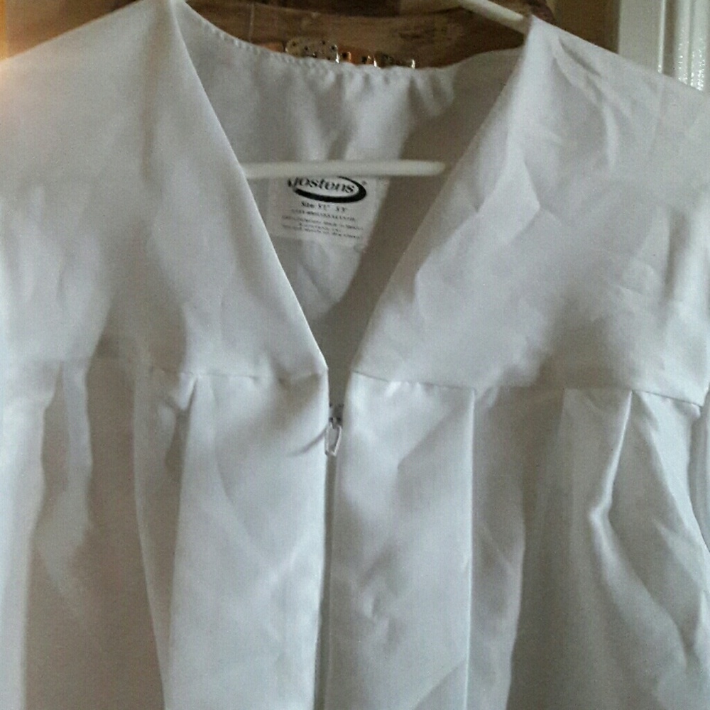 Graduation gown - Picture 3 of 4