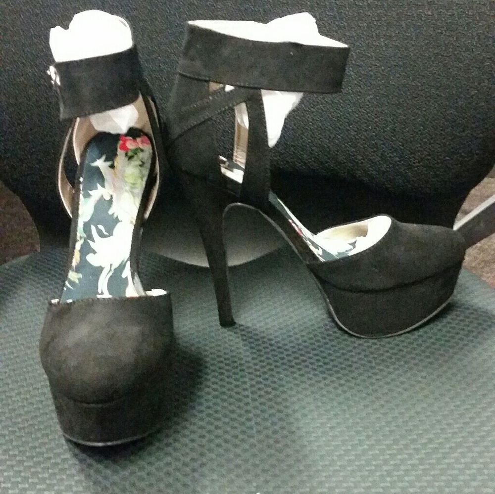New in Box NIB Black suede platform pump