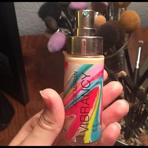 Josie  Maran vibrancy foundation Euphoric RG20