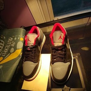 Comfortable ankle high jordans. Worn once