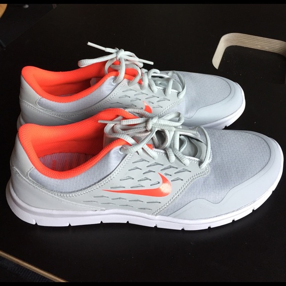 Women's Nike Running Shoes BRAND NEW - Picture 1 of 4