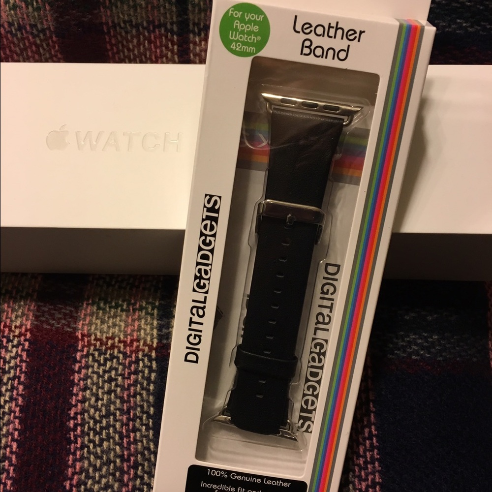 NWOT: AUTHENTIC 42mm Black Leather Apple Band