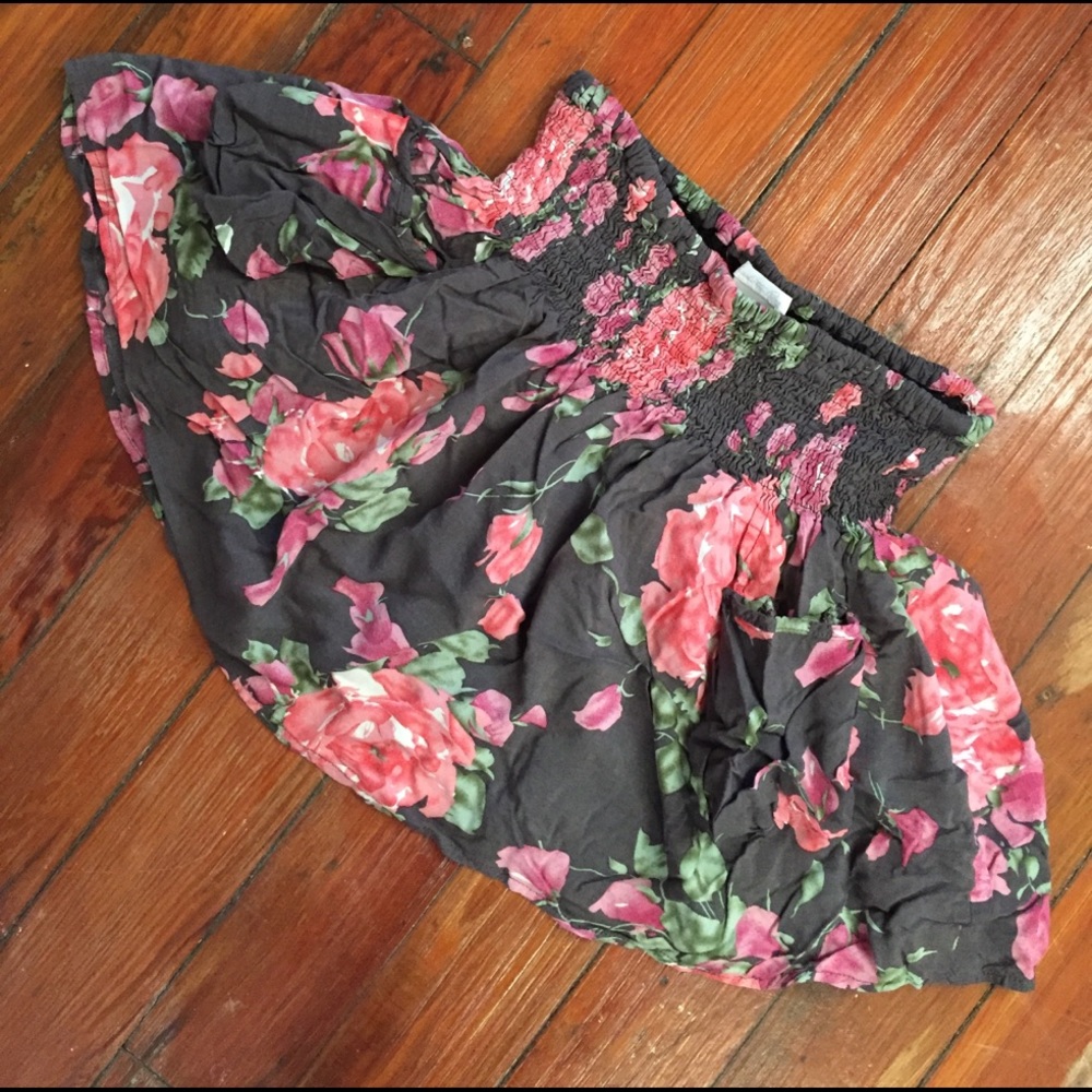 Floral mini skirt w/ POCKETS! And flower print.