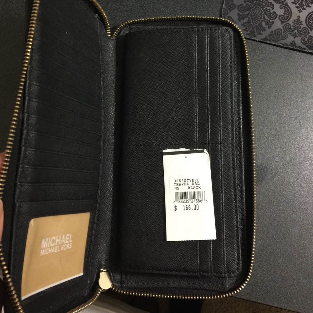 🎁CHRISTMAS SALE 🎁Limited Edition Michael Kors Travel Wallet -black