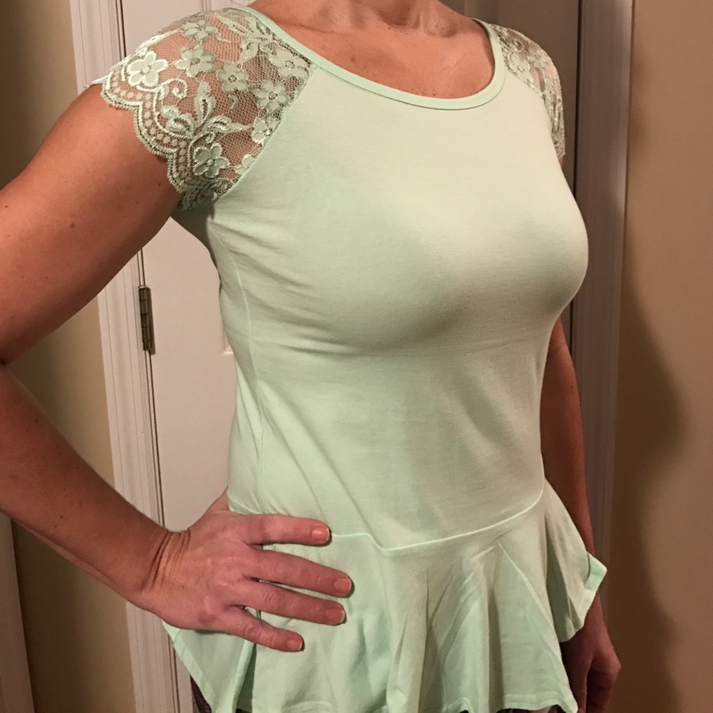 🆕Mint green short sleeve blouse with lace sleeves - Picture 5 of 6