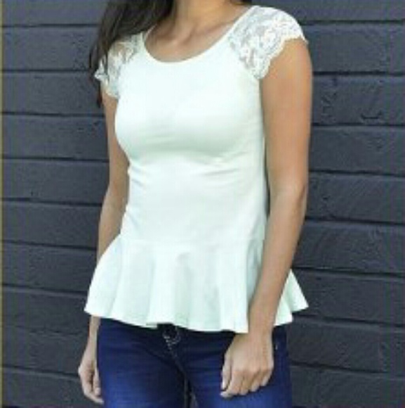 Col Story Tops - 🆕Mint green short sleeve blouse with lace sleeves