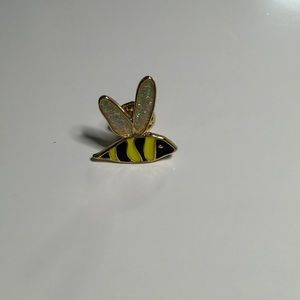 Super cute bee pin!! 🐝