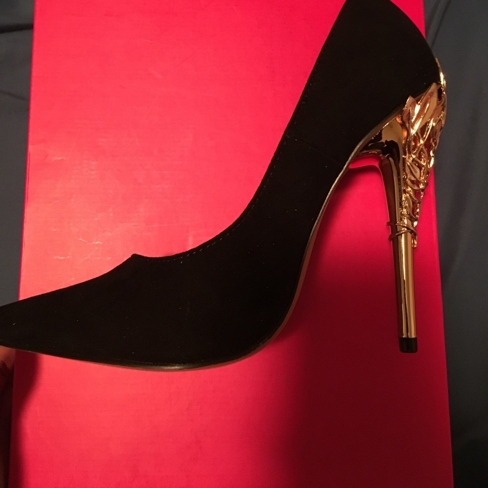 Beautiful black and gold pumps