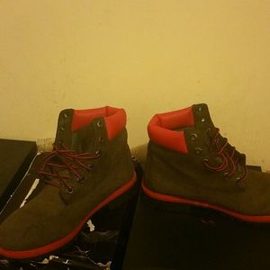 Red and smoke gray timberlands