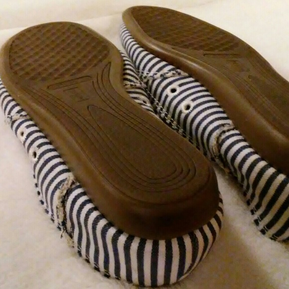 AEROSOLES - Picture 3 of 7