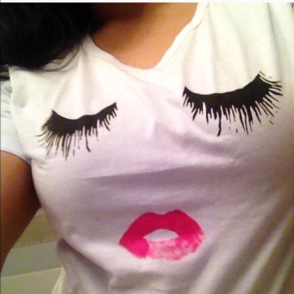 Eyelash Lip Print Tee. Price firm. - Picture 3 of 7