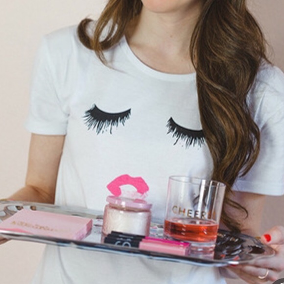 Eyelash Lip Print Tee. Price firm. - Picture 4 of 7