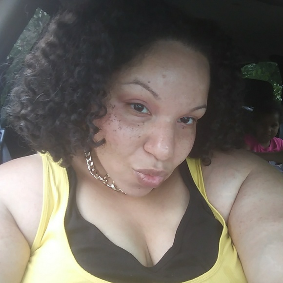 Meet your Posher, Amanda - Picture 2 of 2