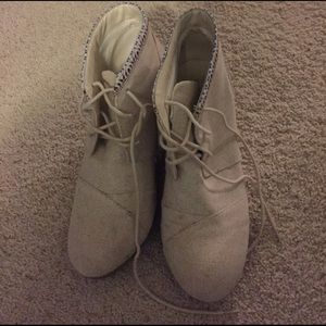 Cream wedges with Aztec type detail around top