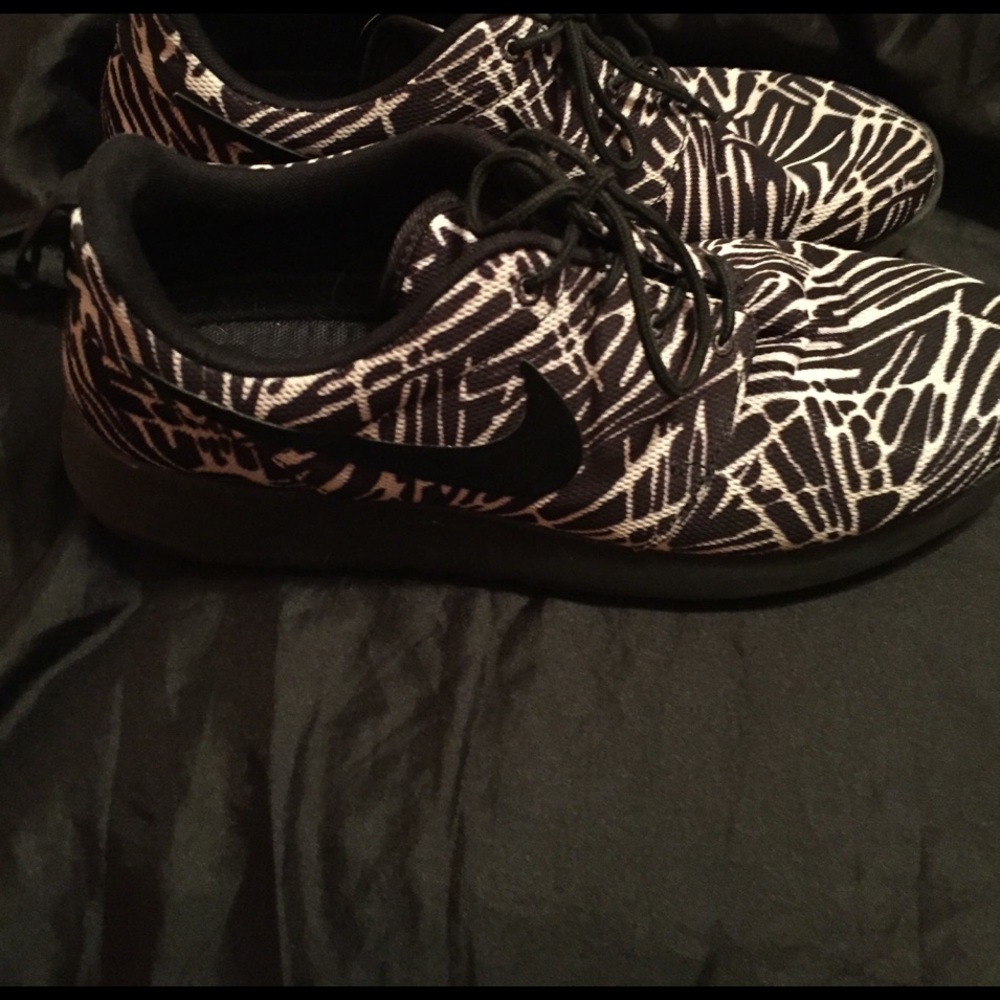 Roshe Run Black and White