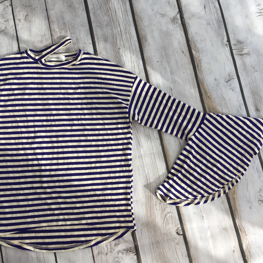 Fun Storets top with bell sleeves and cutout neck