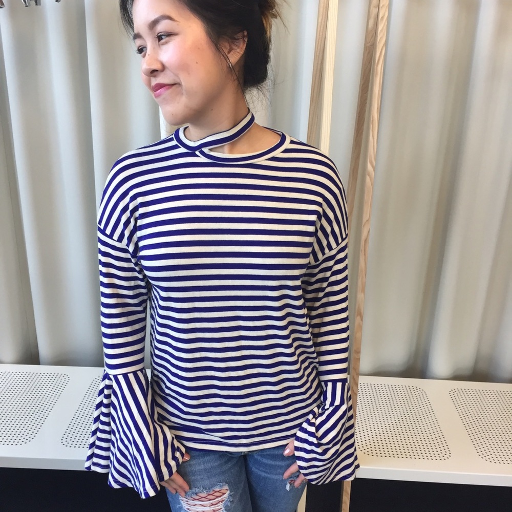 Fun Storets top with bell sleeves and cutout neck - Picture 2 of 2