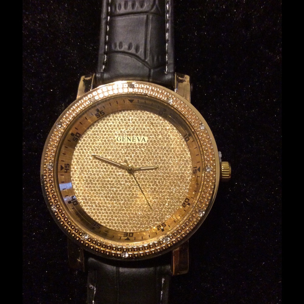 New men's stainless steel Geneva watch.