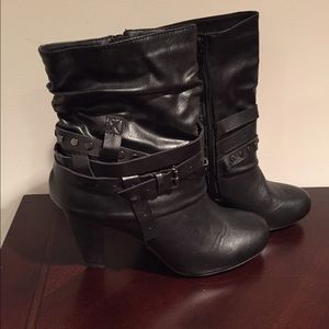 BLACK STUD BOOTIES 7