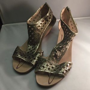 Boutique 9 metallic sandals - adorable size 7