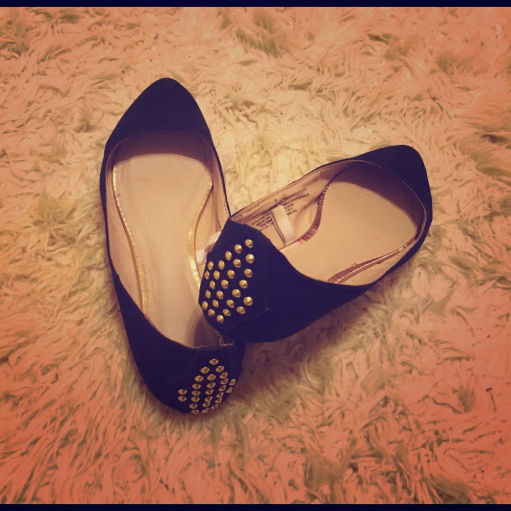 ✨✨FREE WITH ANY BUNDLE! Gold Studded Black Flats-