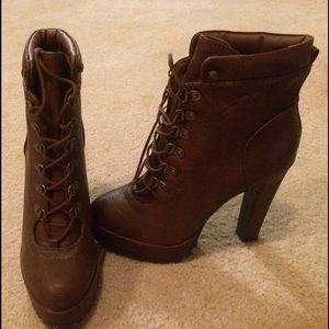 Never worn. Brown 8