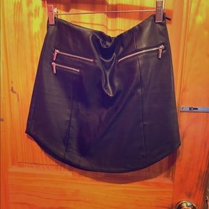 ARMANI EXCHANGE Black leather zippered skirt