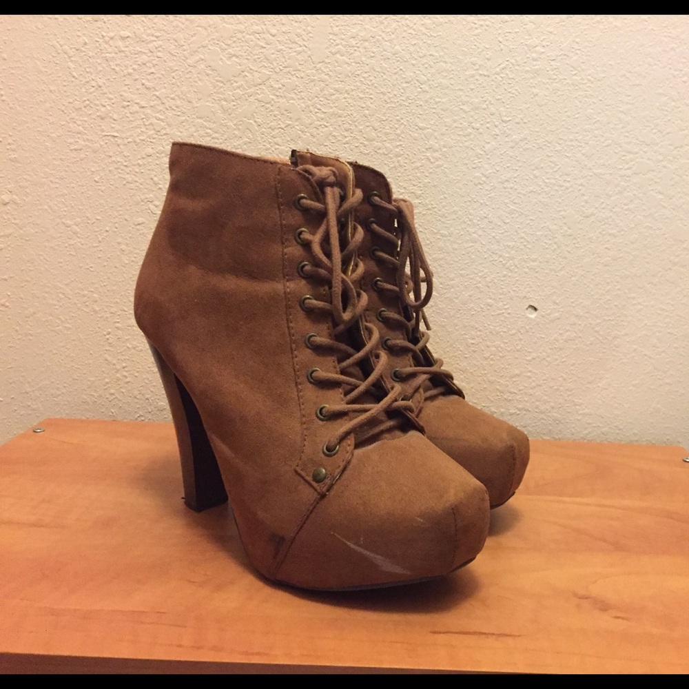 Lace up thick heeled booties!