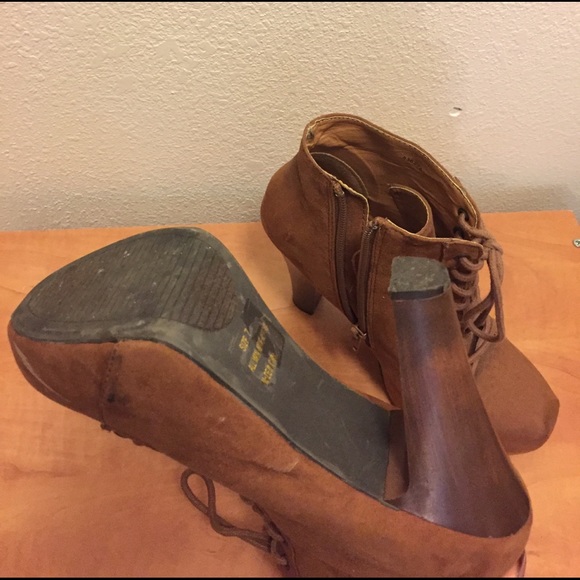 Lace up thick heeled booties! - Picture 4 of 5