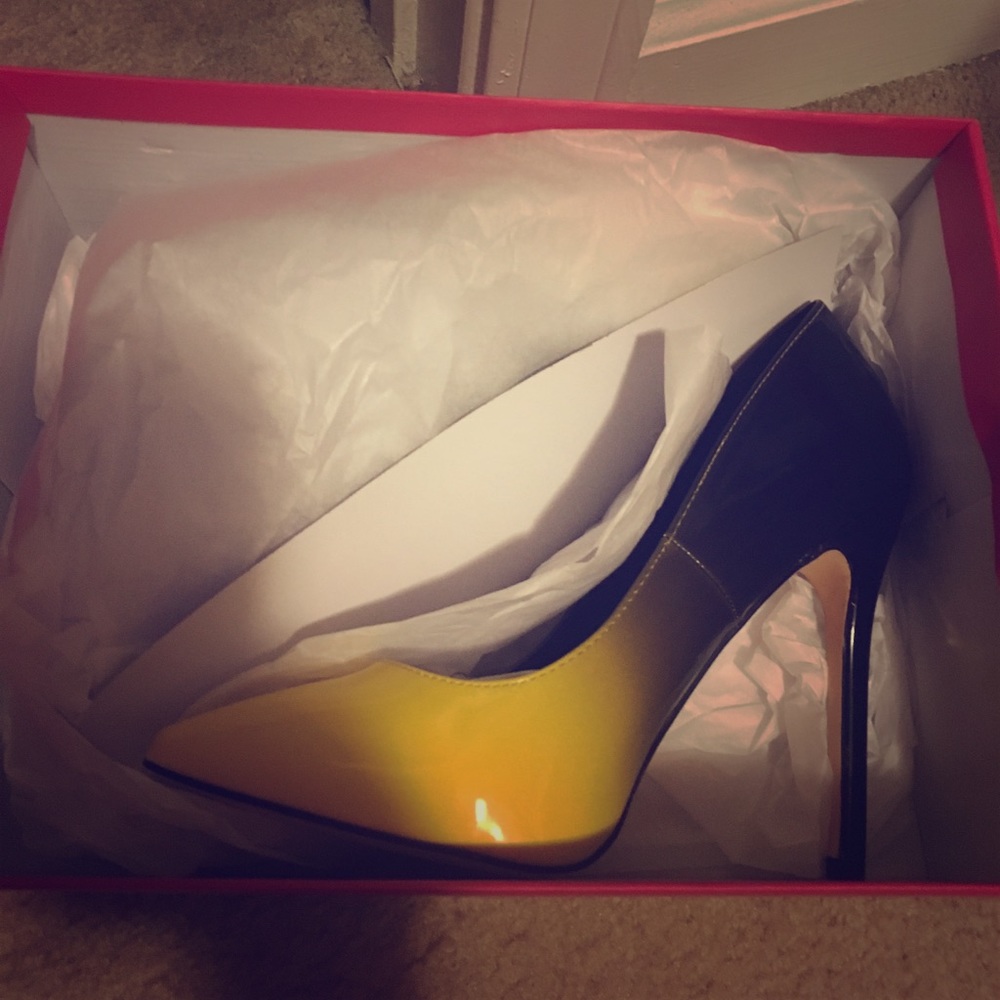 4.5 in black and yellow heels 👠