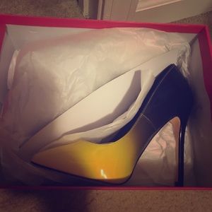 4.5 in black and yellow heels 👠