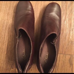 Women's brown leather Clarks pumps
