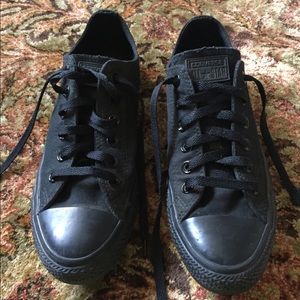 (WORN TWICE) monochrome black converse. 🖤