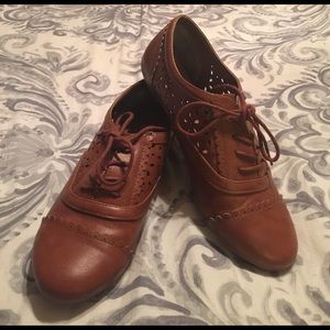 Oxford style shoes