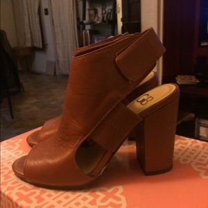 Gianni Bini heels bootie sandal camel brown
