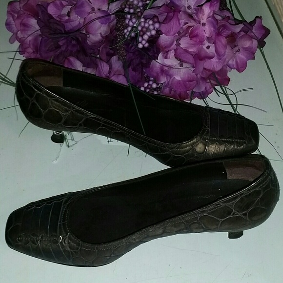 Eye-Catching SANCHI Kitten Low Heel Size 6 - Picture 1 of 2