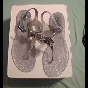Holding for Agh1130 BCBG silver bow jelly sandal