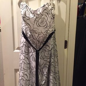 Davids Bridal Formal Dress. Women's 25. B&W floral
