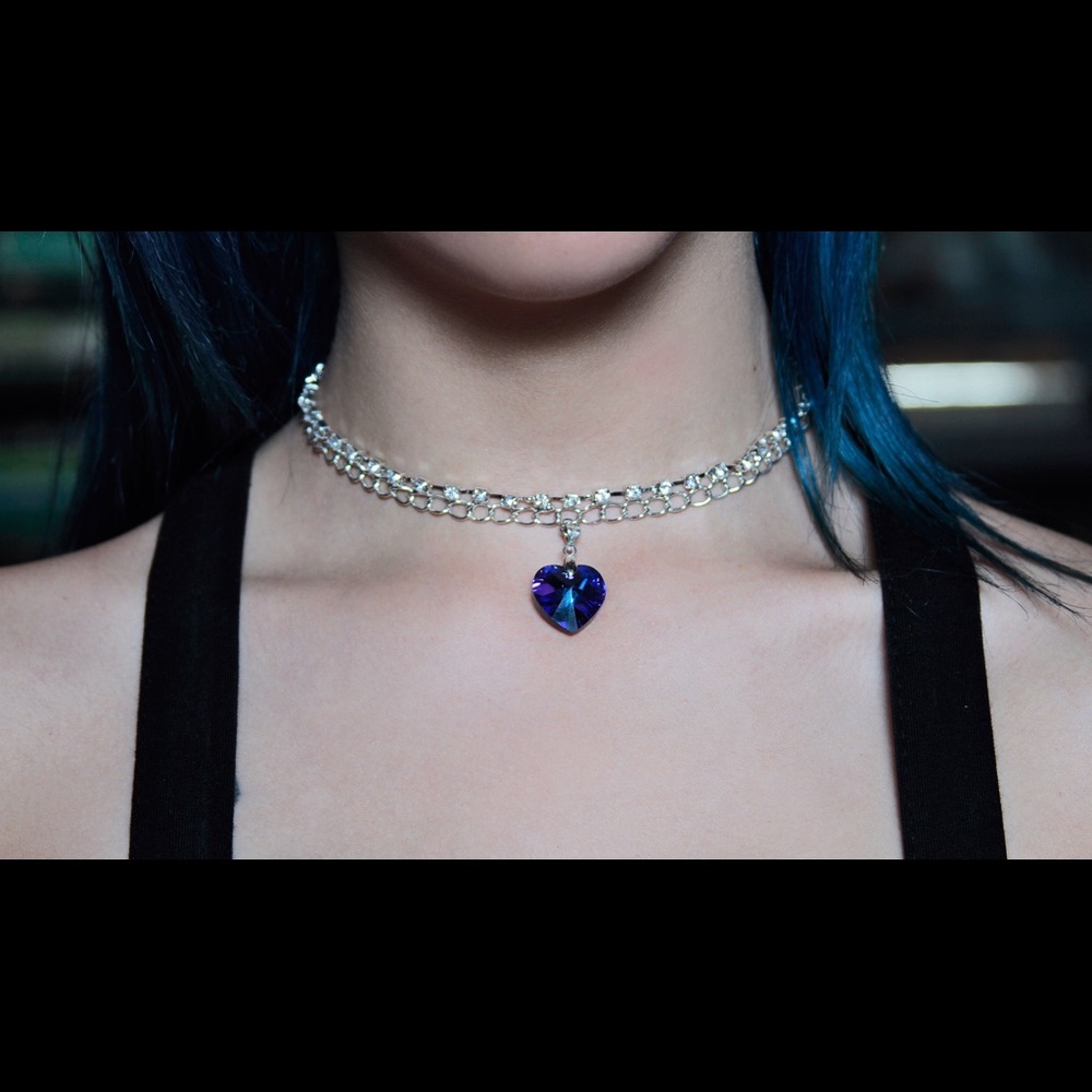 Crystal pendant choker