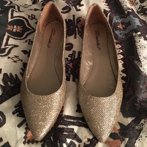 Make offer :) GOLD SPARKLY POINT TOE FLATS!