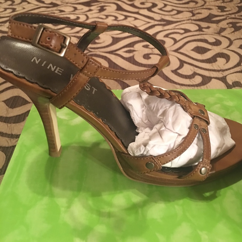 👠 - Picture 2 of 3
