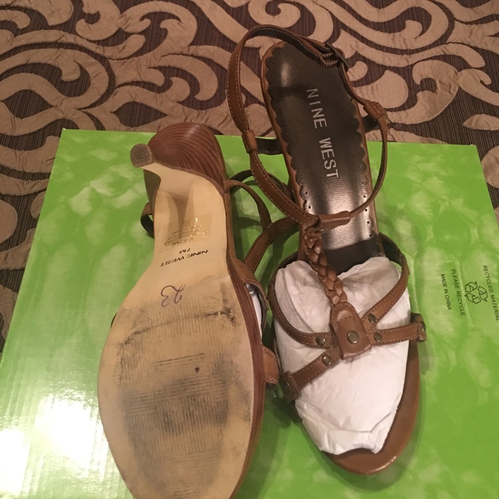 👠 - Picture 3 of 3