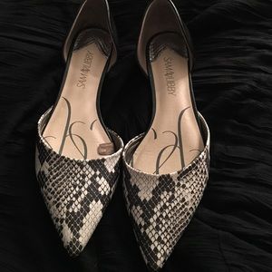 CROCODILE BLACK AND WHITE PRINT POINT TOE FLATS!