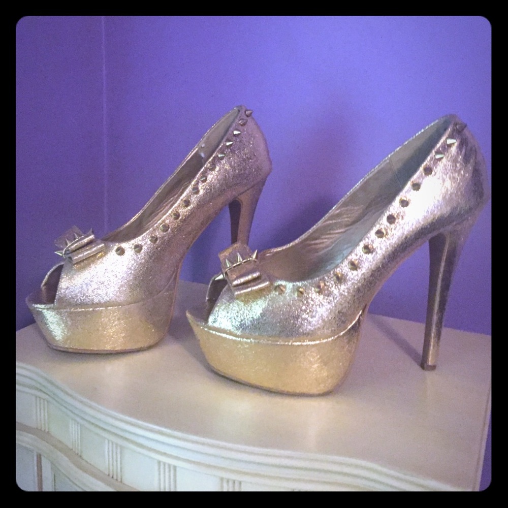 Gold pumps