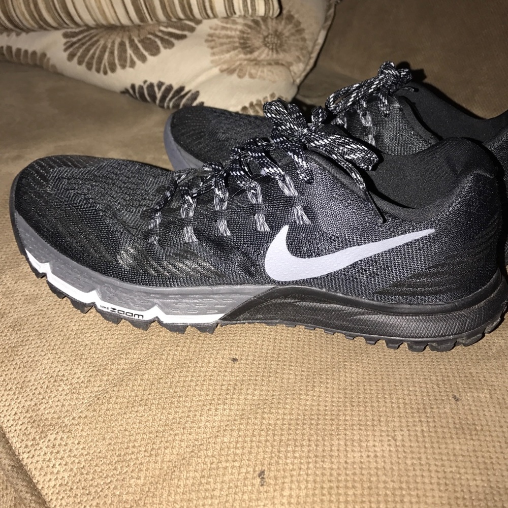 Tennis shoes