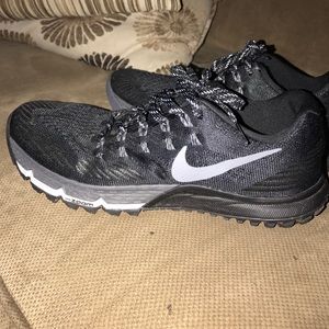 Tennis shoes