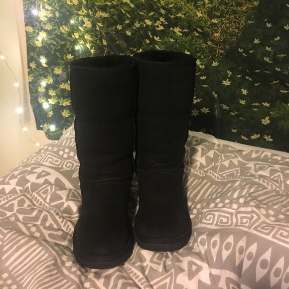 black classic uggs size 6 black classic uggs size 6