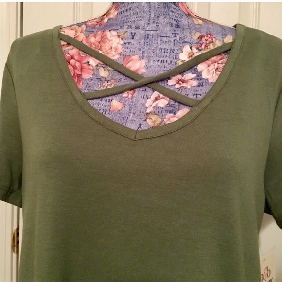 BNWT💚Super Cute Army Green Top💚Size Large💚 - Picture 2 of 4