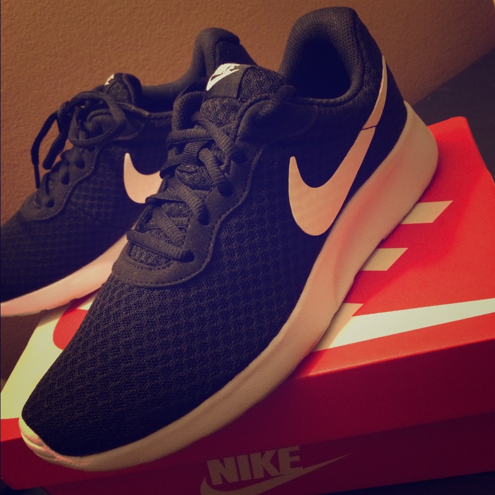 Womens Nike Tanjun BLK/WHITE